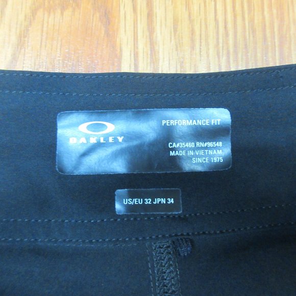 NEW! OAKLEY UNLINED PERFORMANCE FIT POLY/ELASTANE SWIM SHORTS BLACK Sz 32 - Picture 3 of 6
